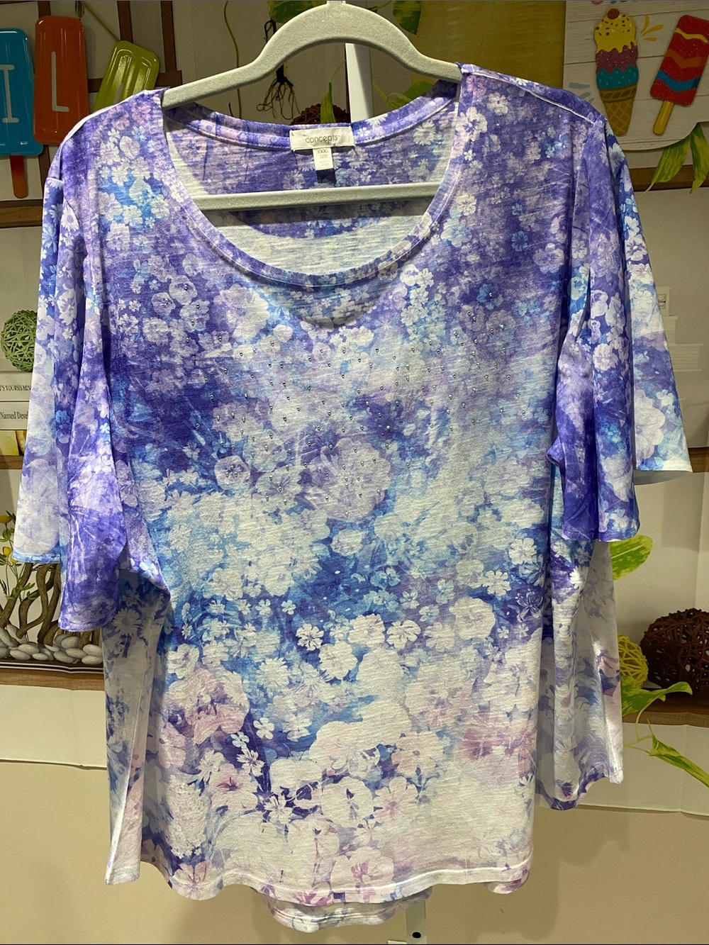 Floral Scoop-Neck Short Sleeve Tee in Purple & Blue size XXXL. Ptp is 26